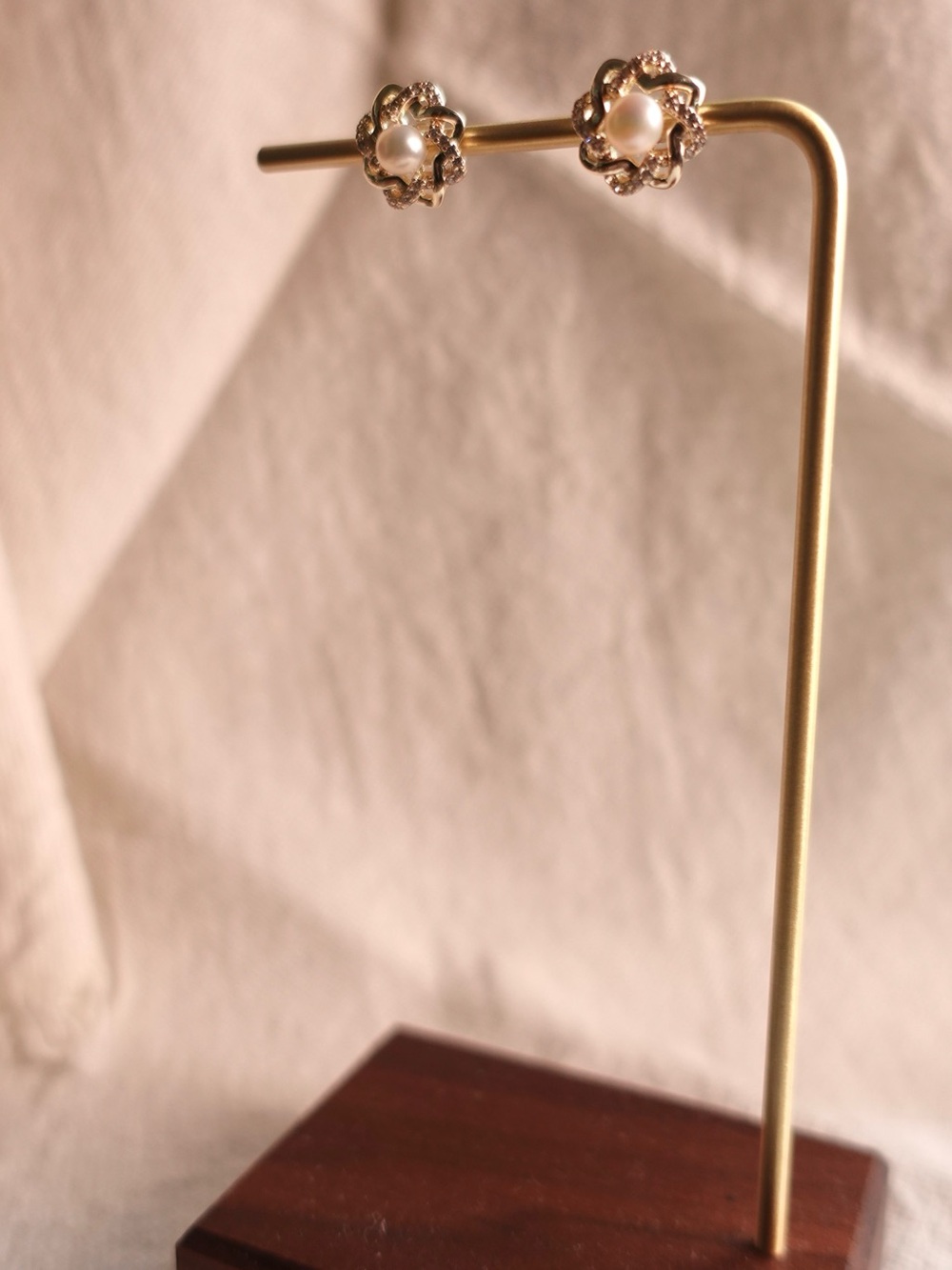 NEW! Pearl and Crystal Flower Stud Earrings - Gold Tone - Picture 5 of 8